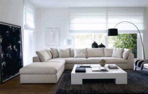 نجار يقوم بفك خزانة ايكيا PAX استعداداً للنقل في جدة