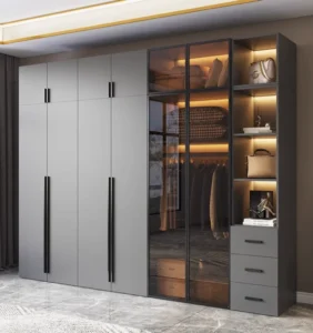 نجار في جدة يقوم بإصلاح مفصلات باب خزانة تالفة