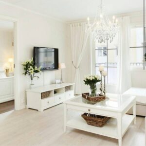 نجار في جدة يقوم بتركيب ديكور تجاليد خشبية مودرن خلف شاشة تلفاز